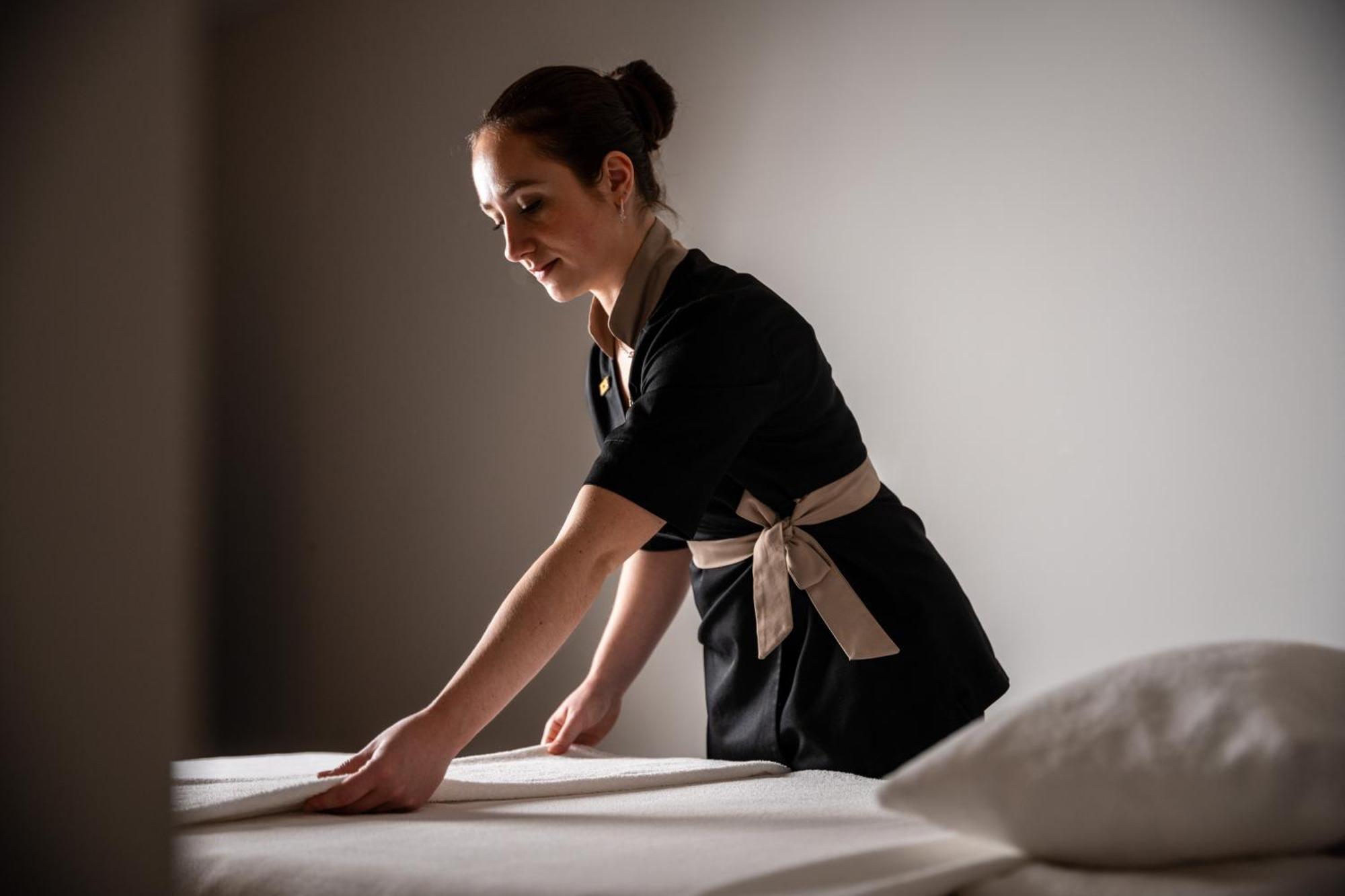 L'Esquisse Hotel & Spa Colmar - Mgallery Exterior foto A chambermaid making a bed