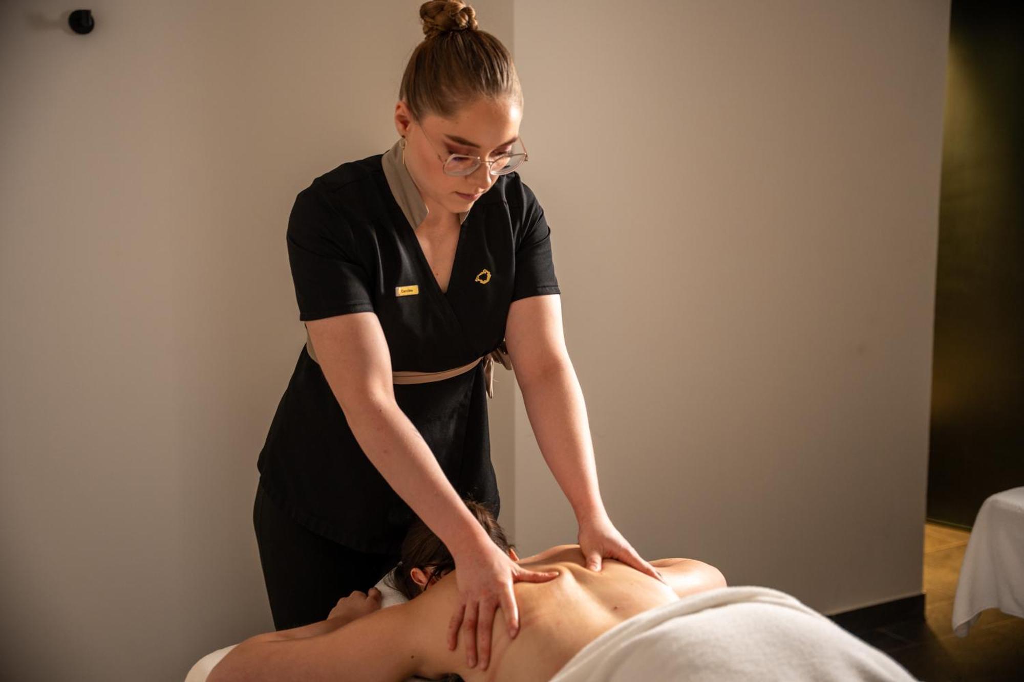 L'Esquisse Hotel & Spa Colmar - Mgallery Exterior foto Massage therapist working on a client