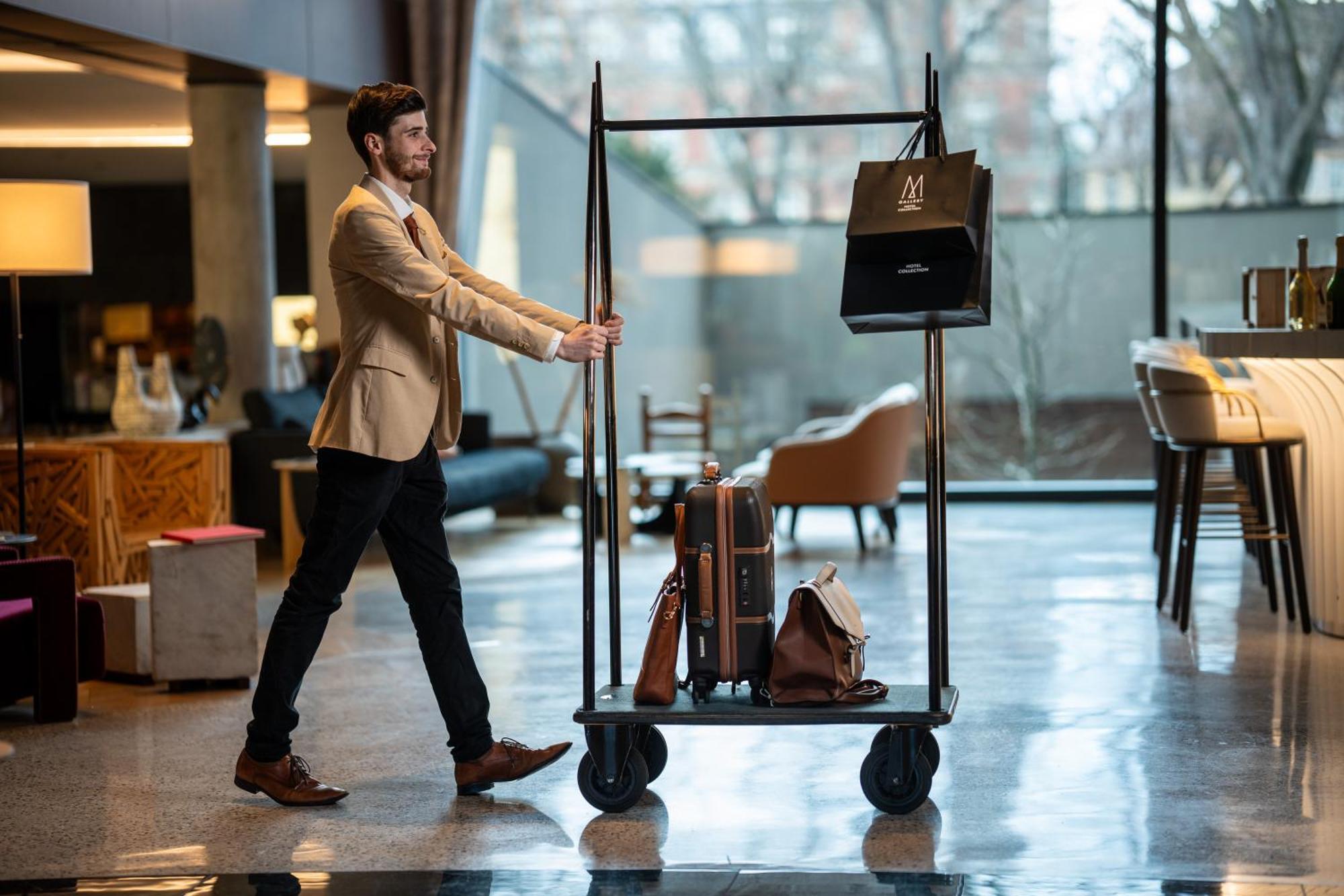 L'Esquisse Hotel & Spa Colmar - Mgallery Exterior foto A bellboy pushing a luggage cart