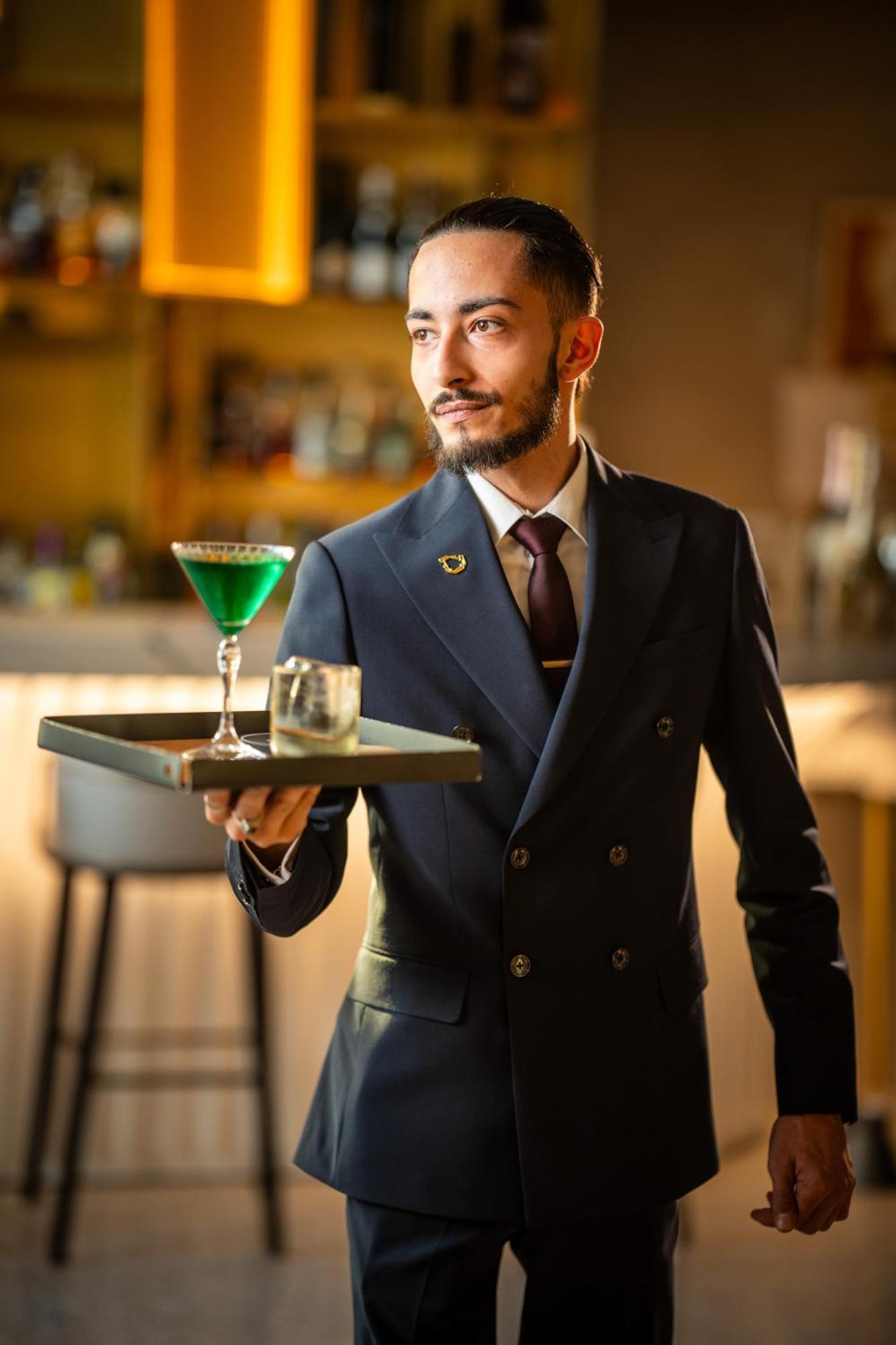 L'Esquisse Hotel & Spa Colmar - Mgallery Exterior foto A waiter carrying a tray