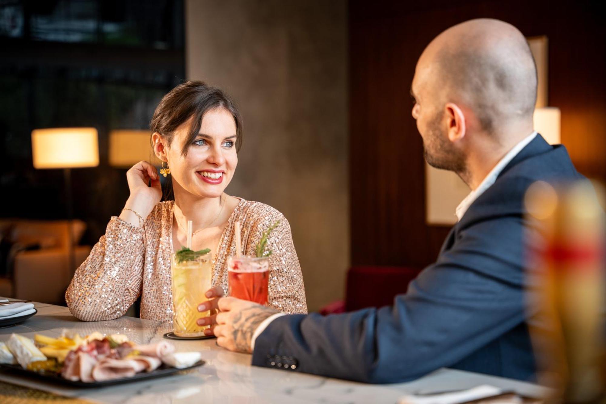 L'Esquisse Hotel & Spa Colmar - Mgallery Exterior foto A couple on a date