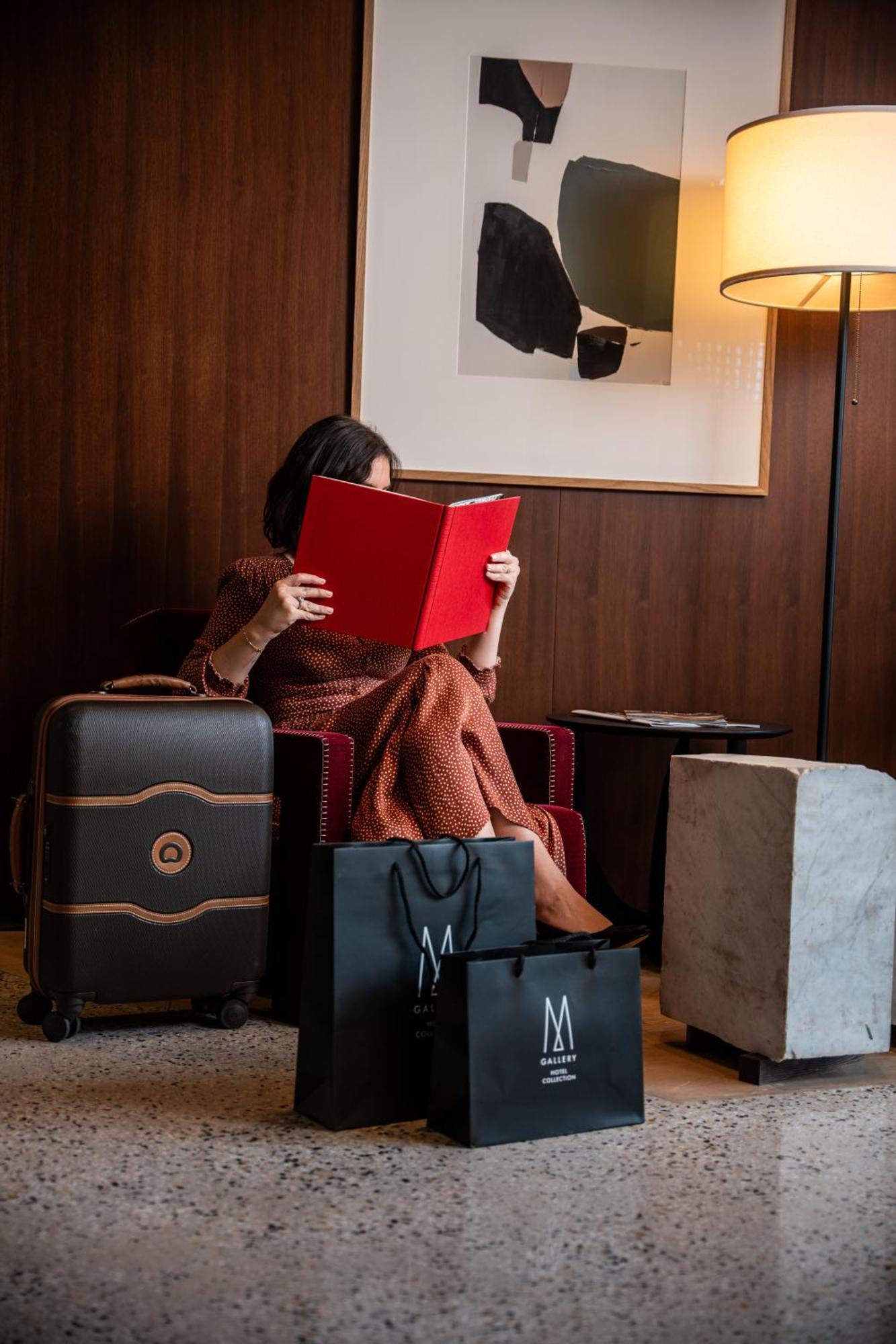 L'Esquisse Hotel & Spa Colmar - Mgallery Exterior foto A woman reading a magazine