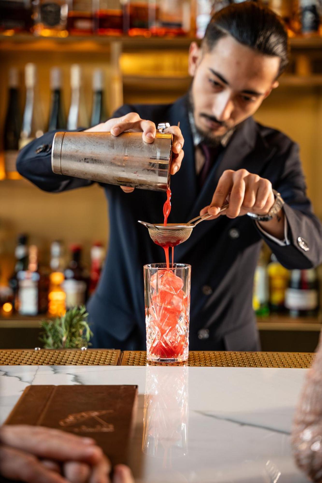 L'Esquisse Hotel & Spa Colmar - Mgallery Exterior foto A bartender straining a cocktail